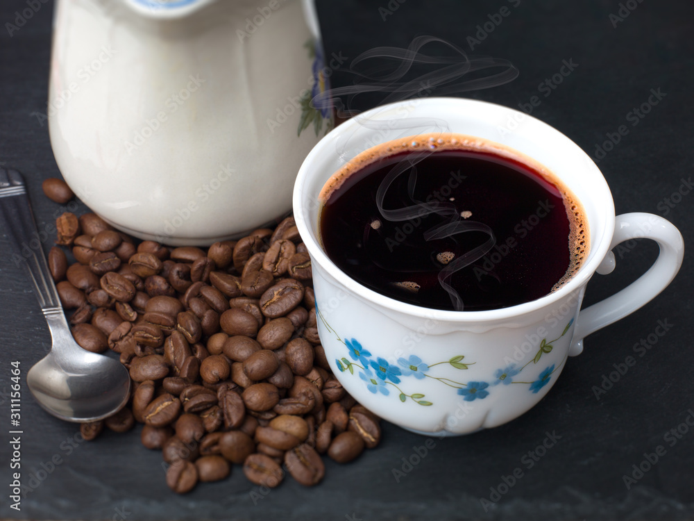 café en grain avec tasse de café chaud Stock Photo | Adobe Stock