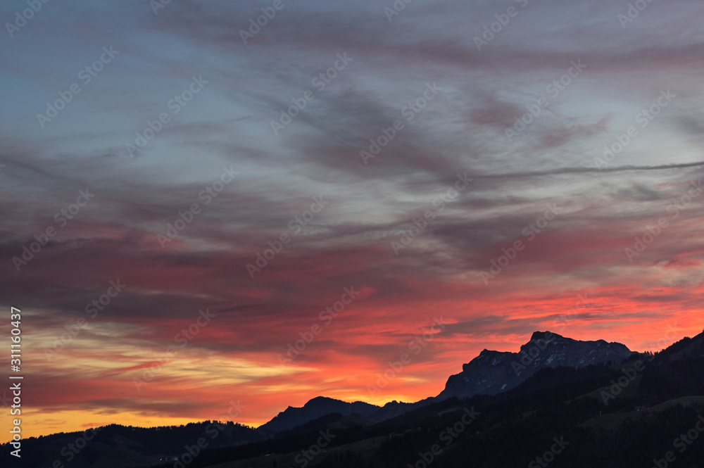 Morgenröte über den Bergen