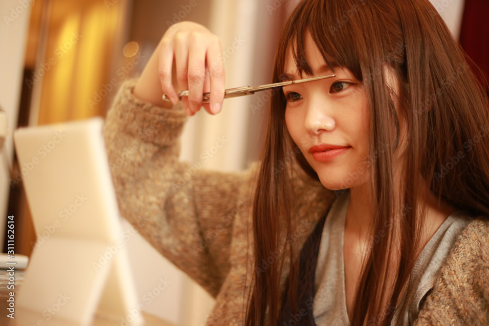 自分で前髪を切る女性 Stock Photo Adobe Stock