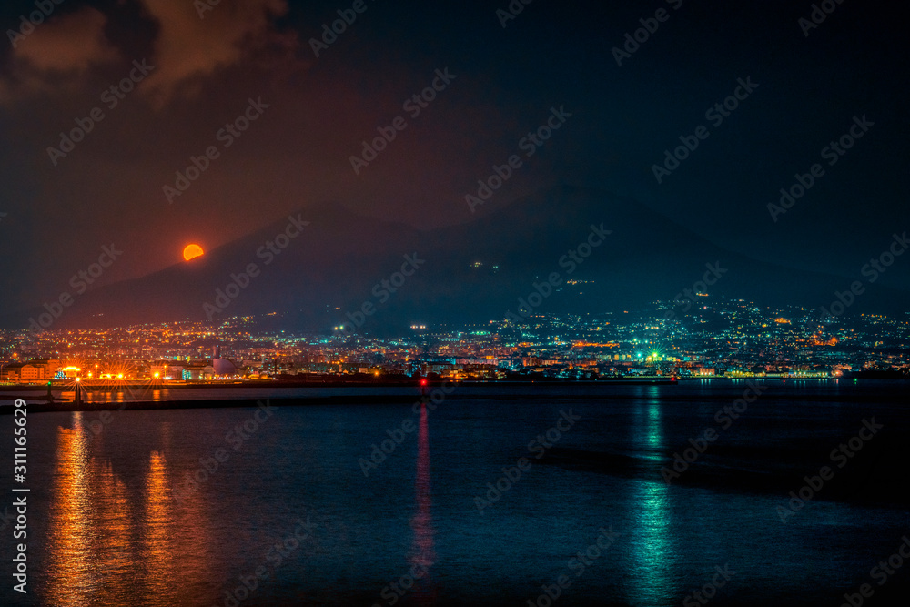 Blick auf den Vesuv bei Nacht und Vollmond