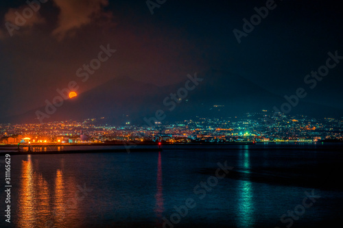 Blick auf den Vesuv bei Nacht und Vollmond