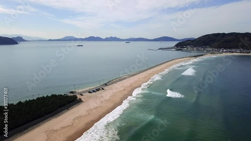 島に向かってのびる砂嘴 打ち寄せる波 海原と遠方の山々 志賀島 海 空撮 トラックアップ 前進 鳥瞰 海の中道海岸_v63_00592(DJI_0013PR_4_MOV) photo