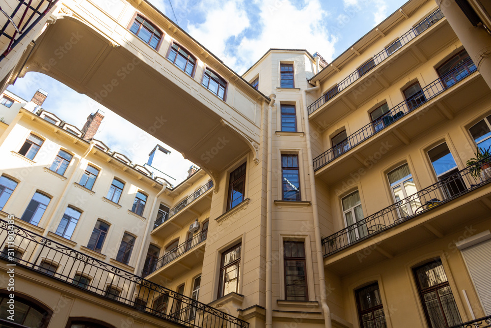 Obraz premium bottom view from yard