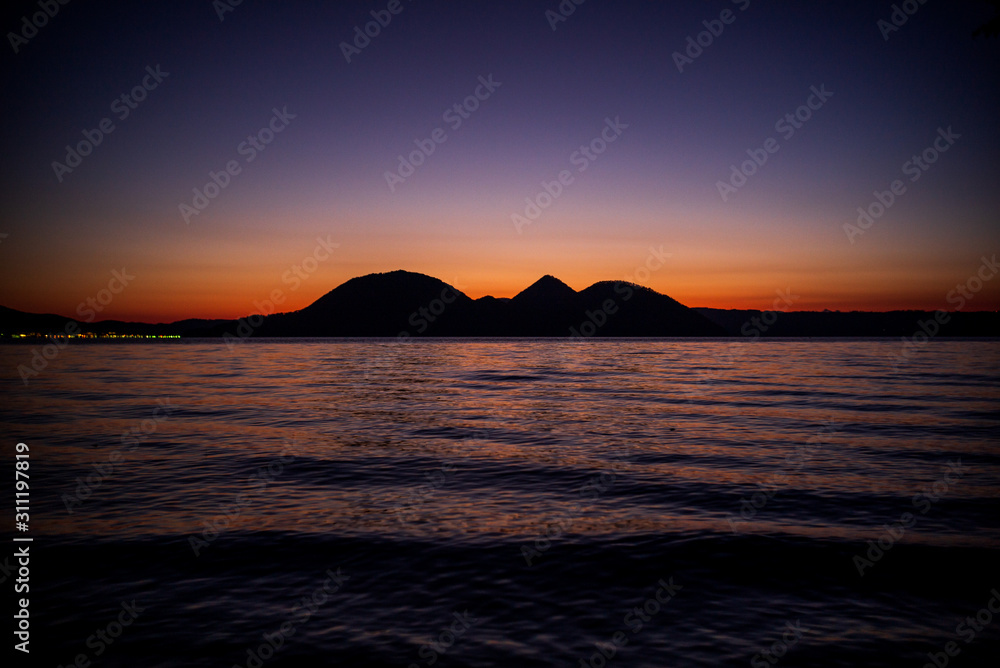 Naklejka premium 夕焼けの湖