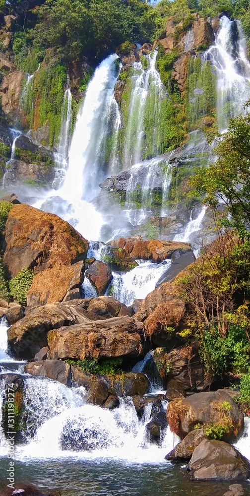 Obraz premium bhelughat waterfall in assam , india 