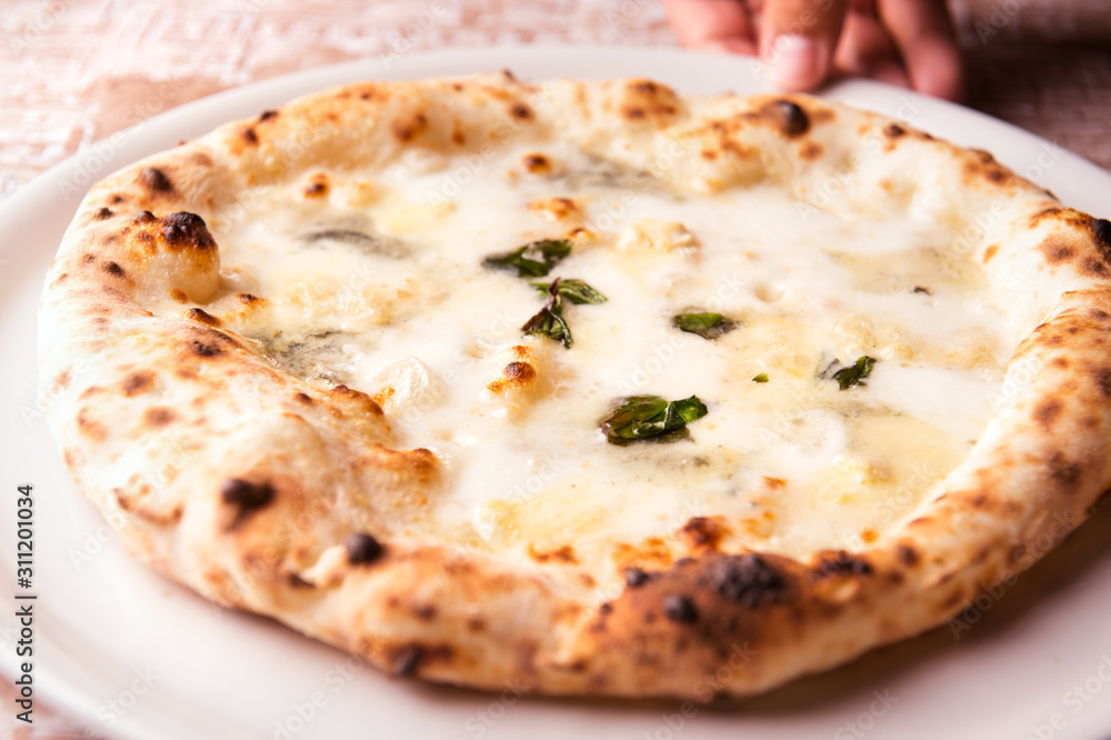 チーズたっぷりピザ　イメージ