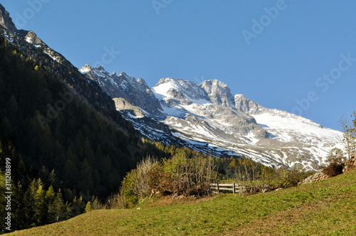 Frisch verschneite Berge im Tauferer-Ahrntal in Südtirol, Italien