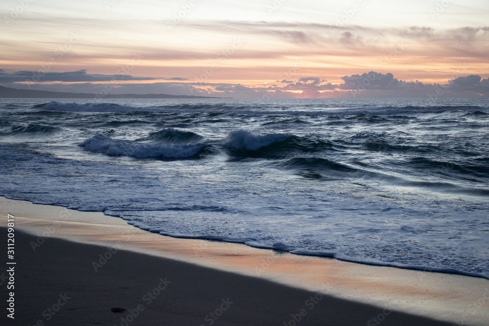Obraz premium Sunset waves at Marina State Beach in Monterey County California