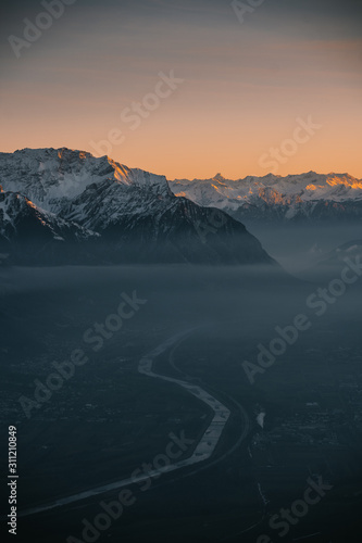 Berge mit Fluss im Nebel