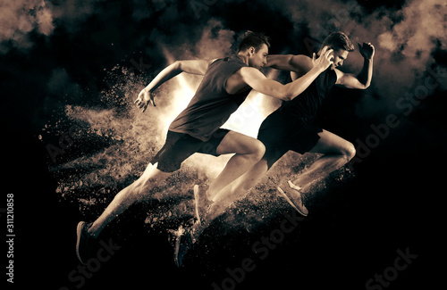 Plakat Athletic men sprinter running on smoke background