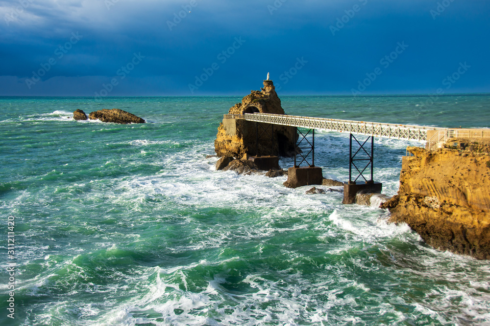 Le rocher de la Vierge avant l'orage. Biarritz, France Le rocher de la Vierge avant l'orage. Biarritz, France
