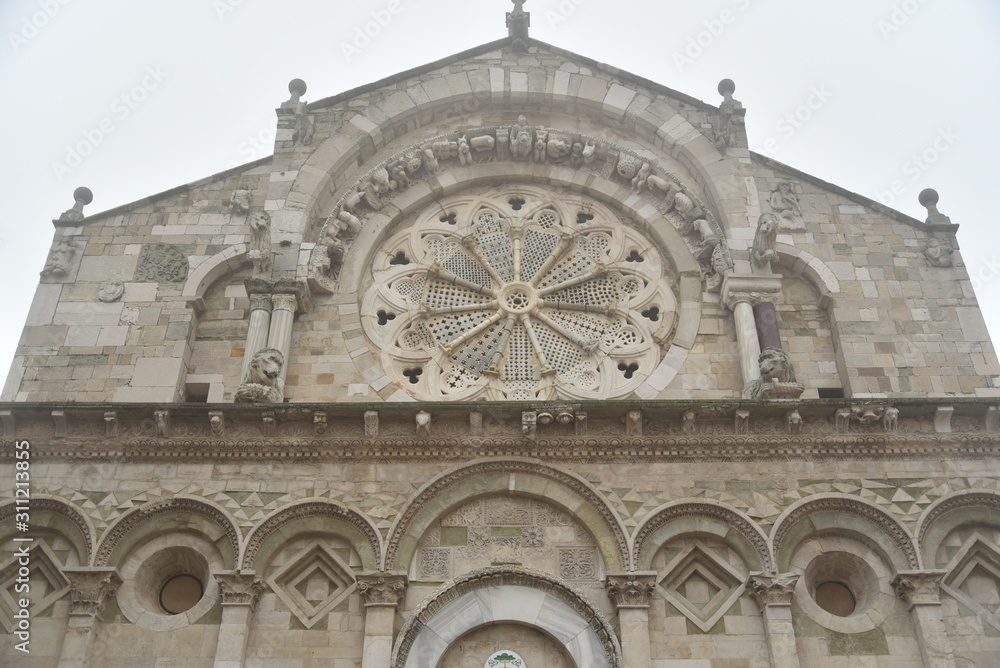 Obraz premium Troia Cathedral by Morning With Foggy Weather