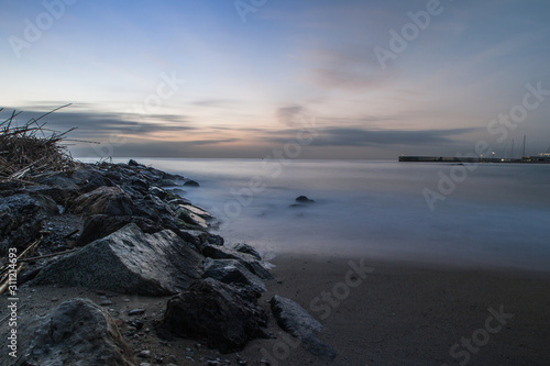 Paisaje mar con piedras y amanecer © Alejandro