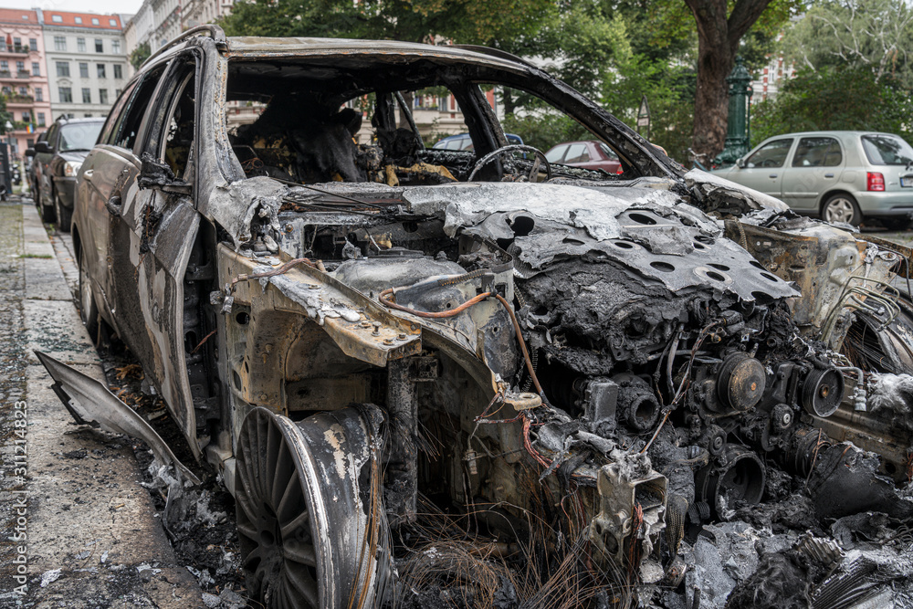 Obraz premium burnt out car in the streets of berlin