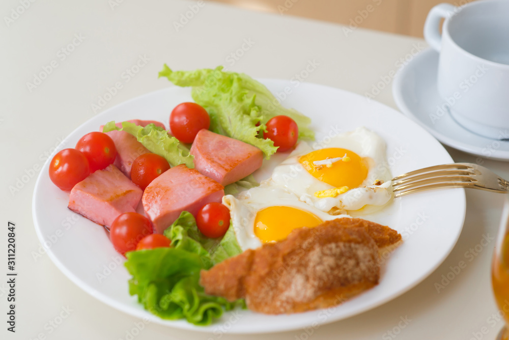 Scrambled eggs with tomatoes and sausage Scrambled eggs with tomatoes and sausage