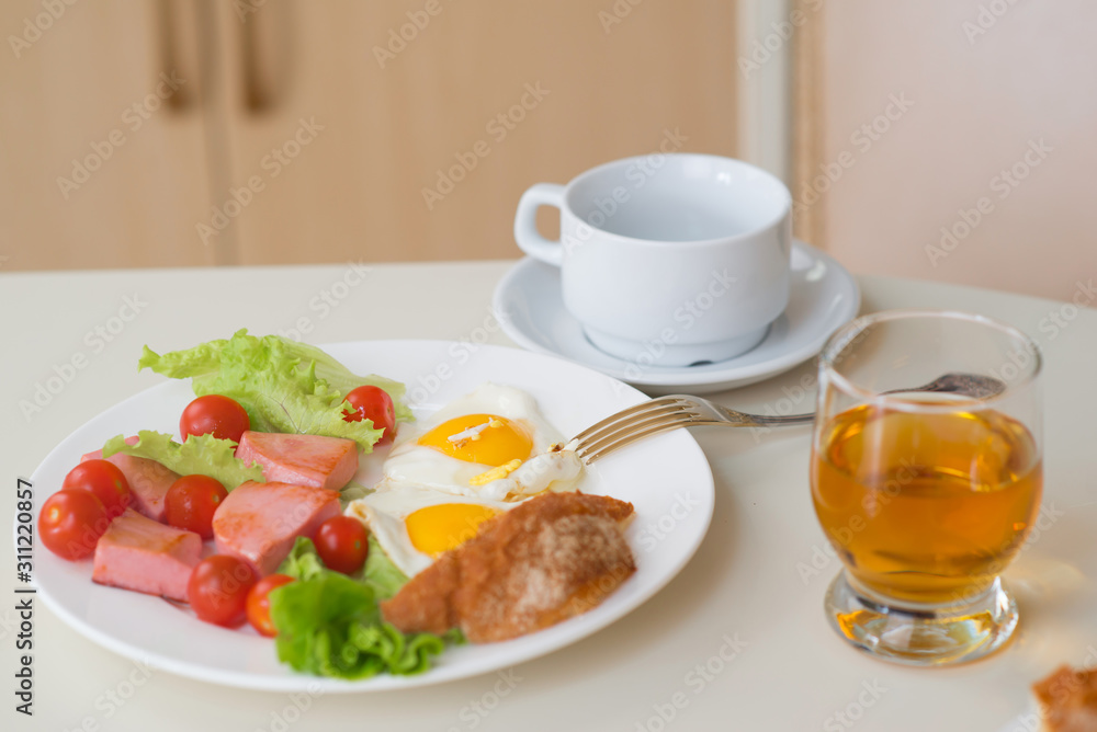 Scrambled eggs with tomatoes and sausage