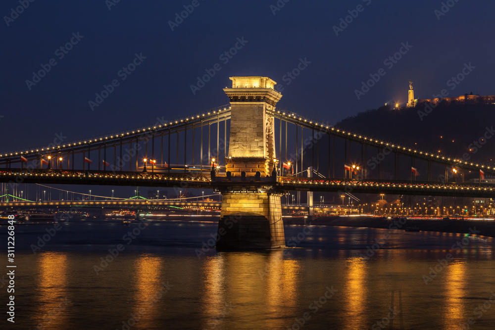 Fototapeta premium Szechenyi Chain Bridge on the Danube river at night. Budapest, Hungary.