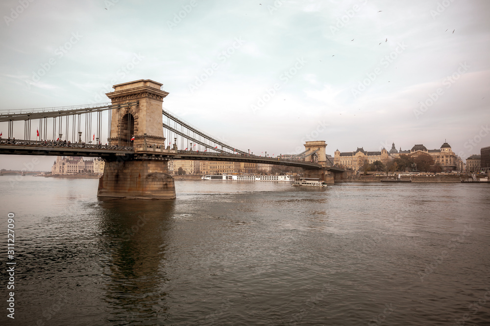 Obraz premium Szechenyi Chain Bridge on the Danube river in Budapest, Hungary.
