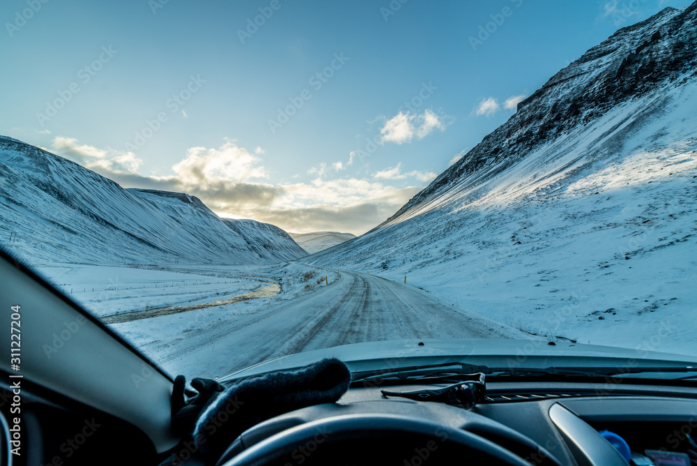 Droga z za kierownicy w zimowym krajobrazie - obrazy, fototapety, plakaty 