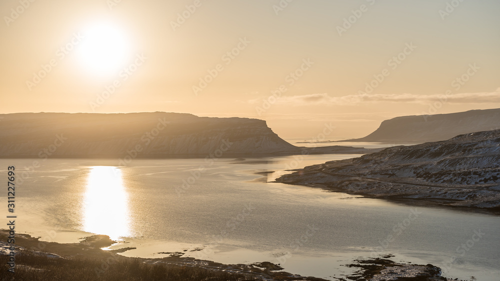 Zachód słońca na fiordach Islandzkich