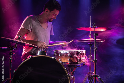 Fotografia, Obraz The drummer plays the drums