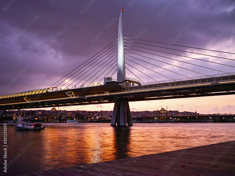 Fototapeta premium golden horn bridge at night