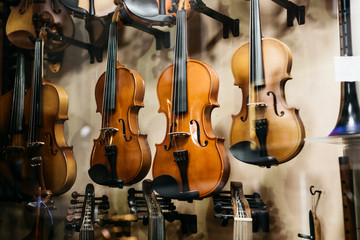 Fotobehang Muziekwinkel Violen in etalage instrumentenwinkel  © franz12