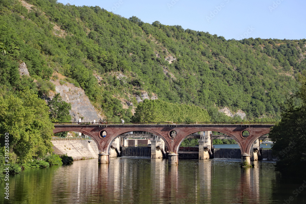 Pont en arche près du barrage