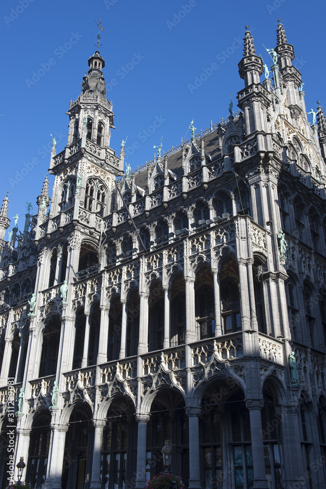 Fototapeta premium Façade de l'hôtel de ville de Bruxelles sur la Grand Place. Facade of the Brussels town hall on the Grand Place.