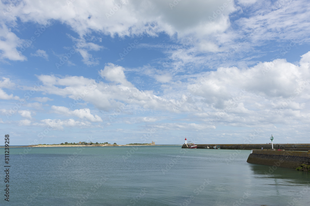 quai de Saint-Vasst-la-Hogue et l'ile Tatihou, Docks of Saint-Vaast-le-Hogue and Tatihou island