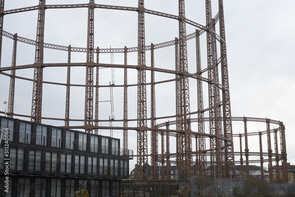 Londres. construction d'une structure métallique circulaire.  London. construction of a metallic, steel, circular structure.
