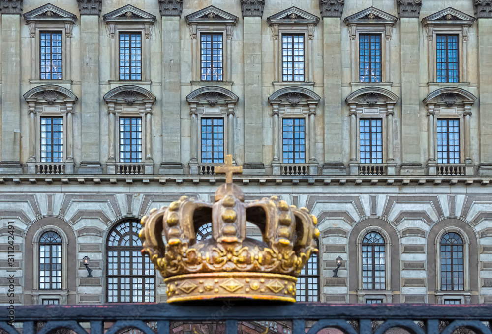 Ταπετσαρία Tsar’s crown, a monument on the background of an old building