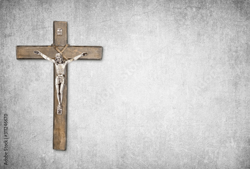 Obraz na płótnie Christian background with crucifix of Jesus Christ on gray distressed concrete w