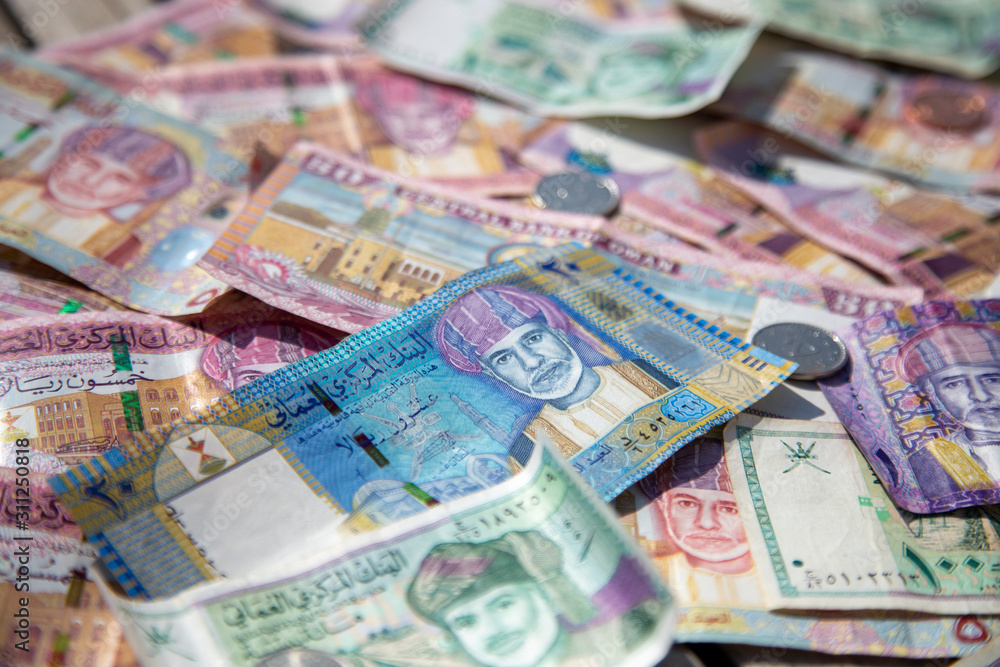 Obraz premium Closeup view of different banknotes and coins of omani rials