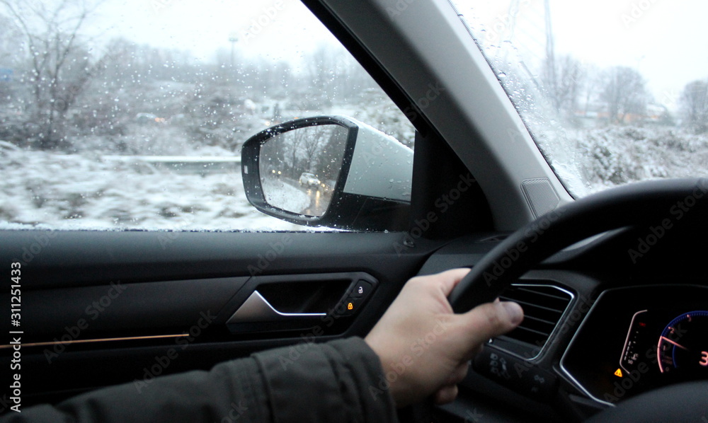 Guidare sotto la pioggia in inverno