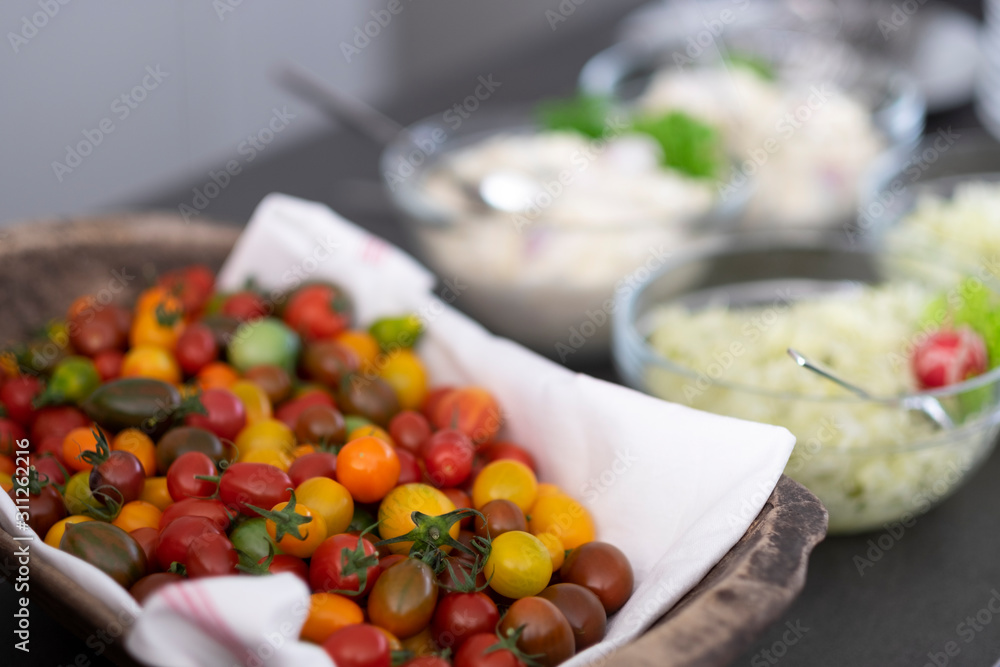 Tomaten in verschiedenen Farben und Größen Tomaten in verschiedenen Farben und Größen