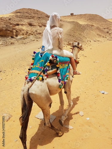 Paseo en camello por el desierto camino del monasterio de San Simeón, Assuan, Egipto.  © Marisa