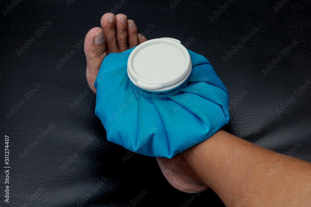 People compress ice bag to Various areas of the body that are swollen