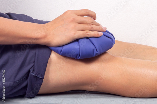 People compress ice bag to Various areas of the body that are swollen and painful, relieving pain. Reduce swelling and pain