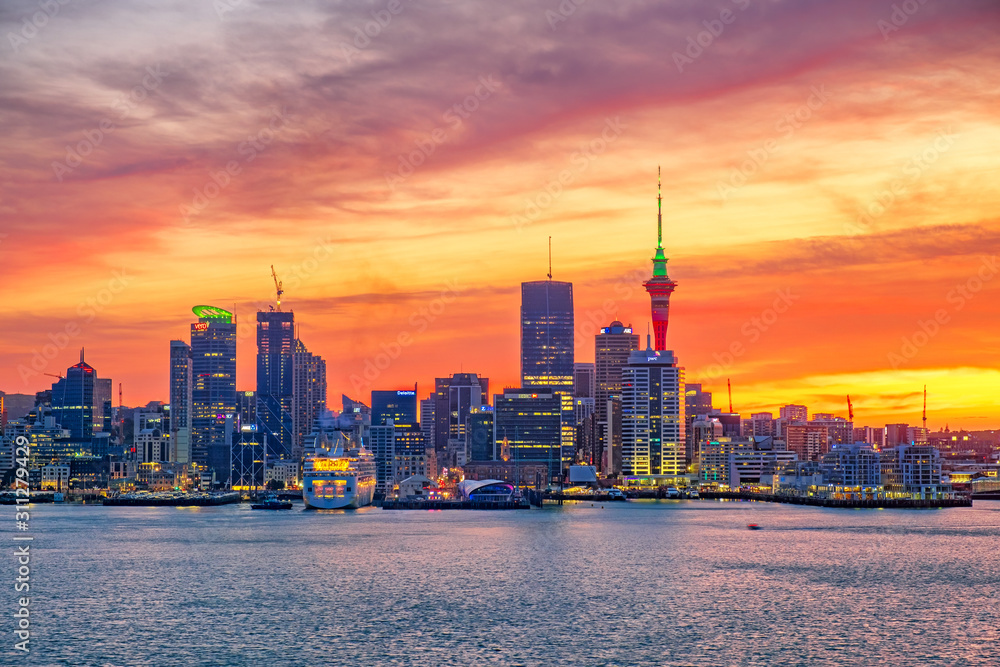 Obraz premium Panoramiczny widok na zachód słońca na panoramę miasta Auckland w Nowej Zelandii
