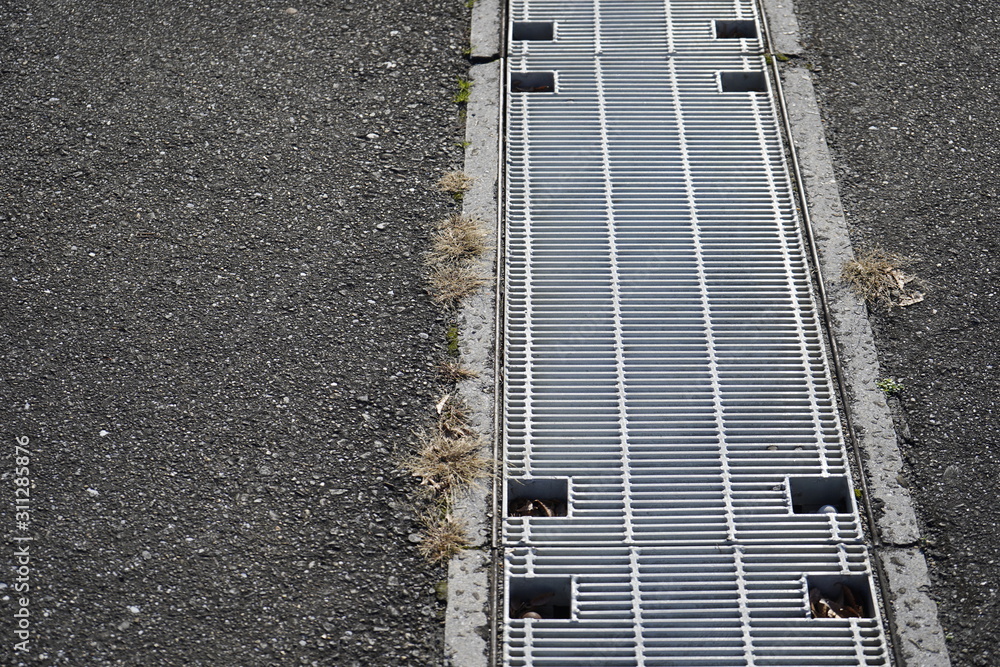 Fototapeta premium 排水溝 鉄 道路 
