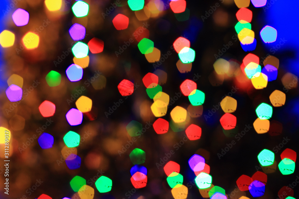 Naklejka premium Colorful lights on a large Christmas tree