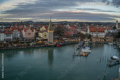 Lindauer Hafen mit Weihnachtsmarkt © didiair