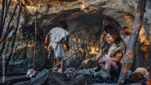 Foto Tribe of Hunter-Gatherers Wearing Animal Skin Live in a Cave