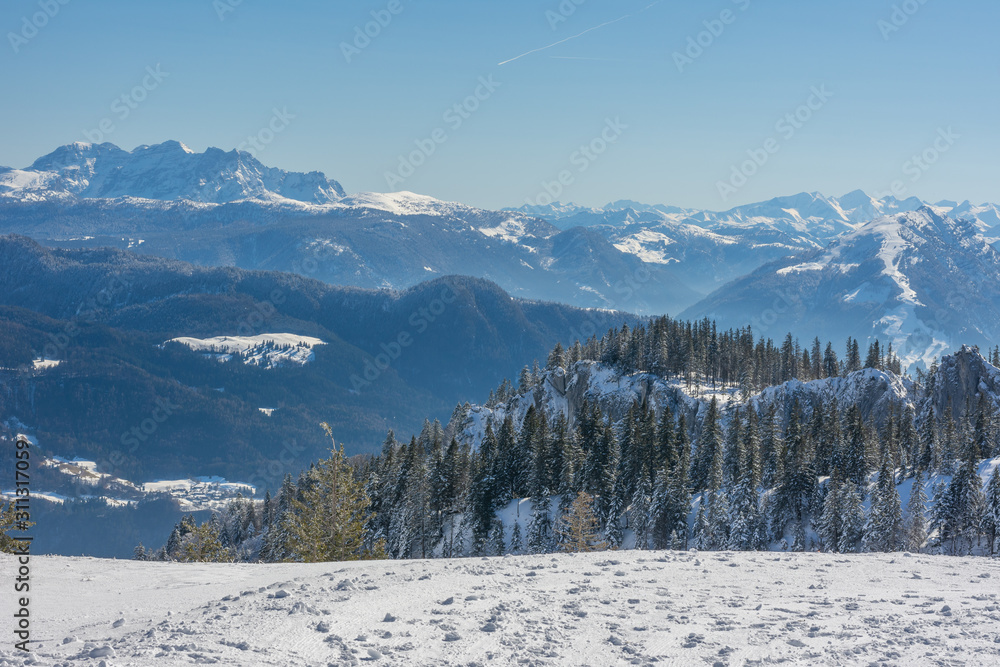 Fußspuren im Schnee auf den Bergen mit Wäldern