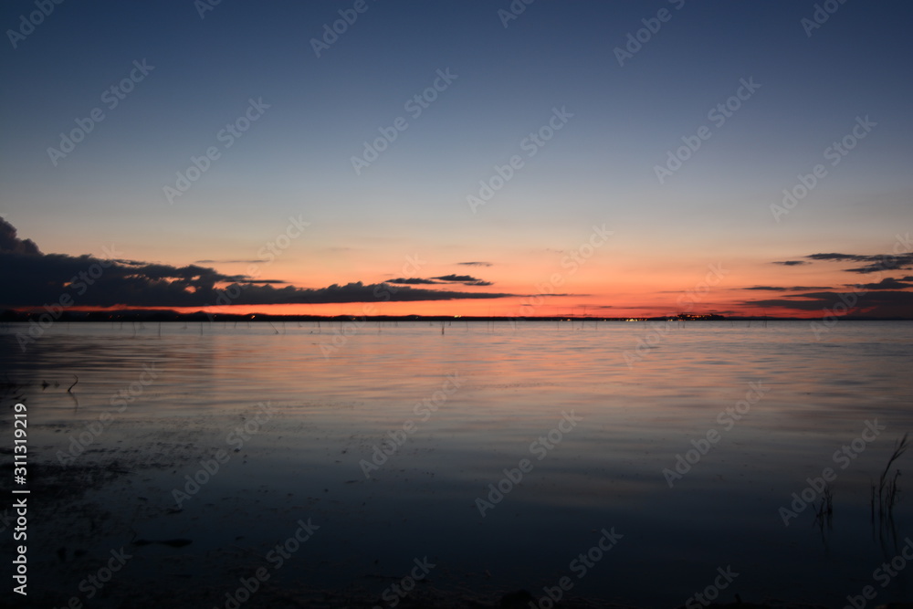 tramonto sul lago di trasimeno