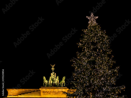 Obraz na płótnie Illuminated Neoclassical Brandenburg Gate (Brandenburger Tor) and Christmas Tree in the year 2019 as viewed from the Pariser Platz, Berlin, Germany w salonie