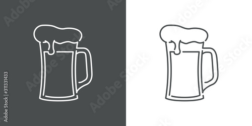 Icono plano lineal jarra de cerveza de cristal con espuma en fondo gris y fondo blanco
