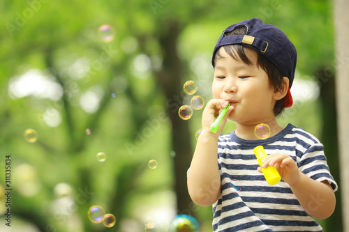 シャボンで遊ぶ男の子