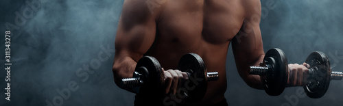 Fotografía cropped view of sexy muscular bodybuilder with bare torso excising with dumbbell